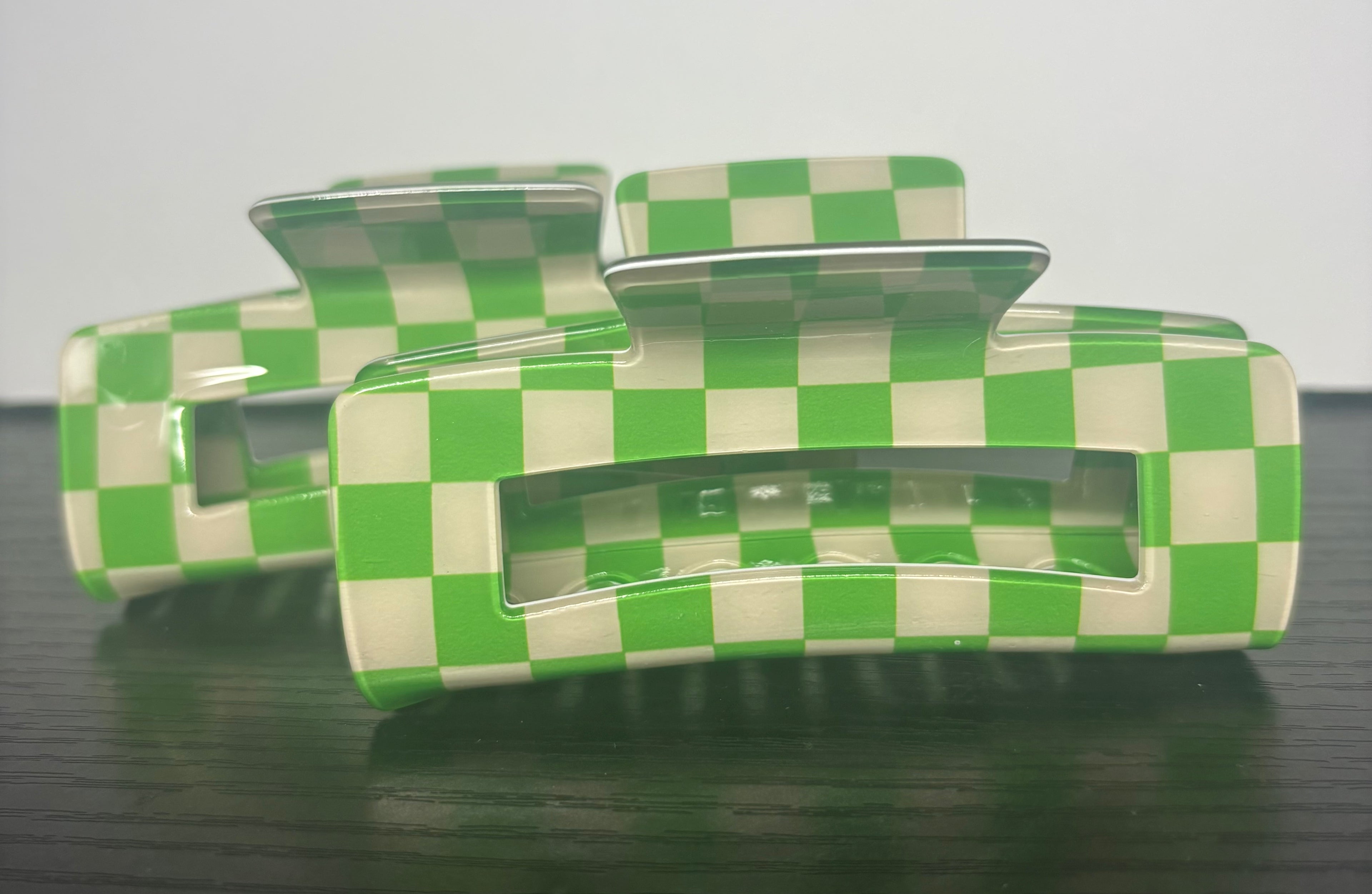 Green and white large, checkered hair claw