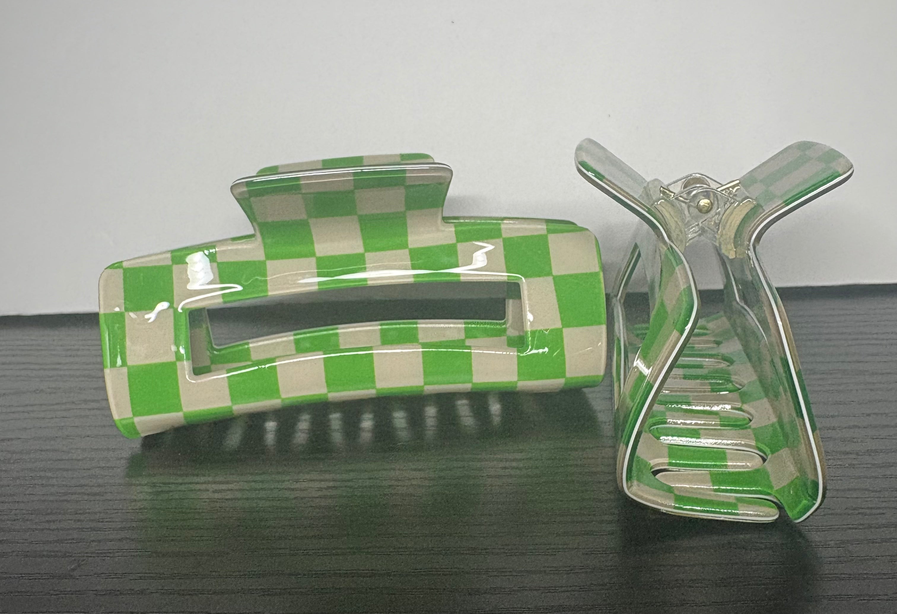 Green and white large, checkered hair claw